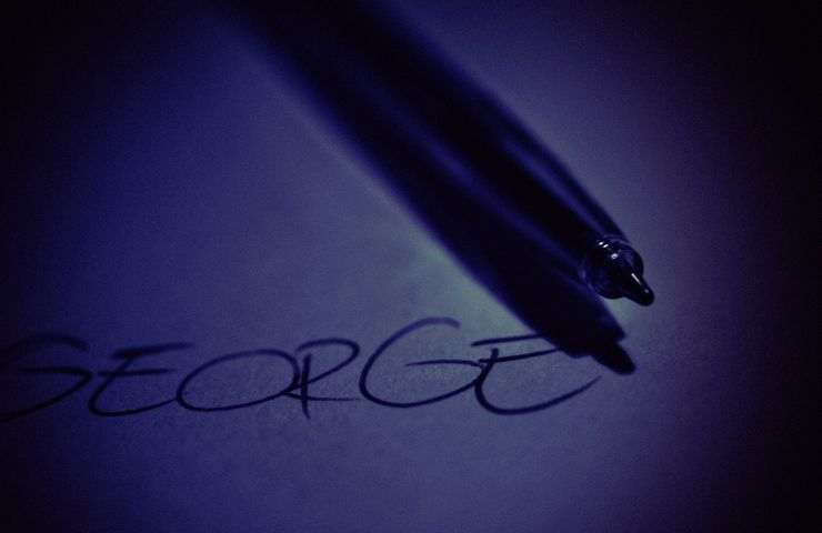nome scritto sulla carta con una penna