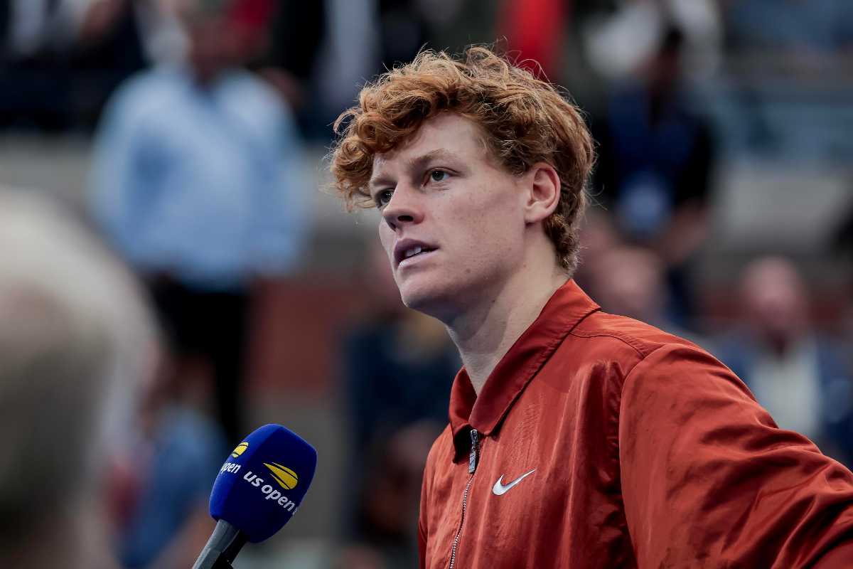 jannik sinner al microfono