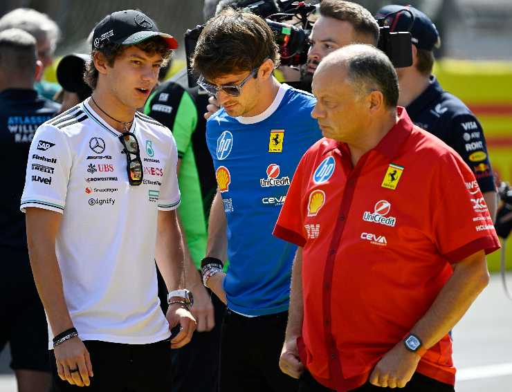 kimi antonelli con due uomini