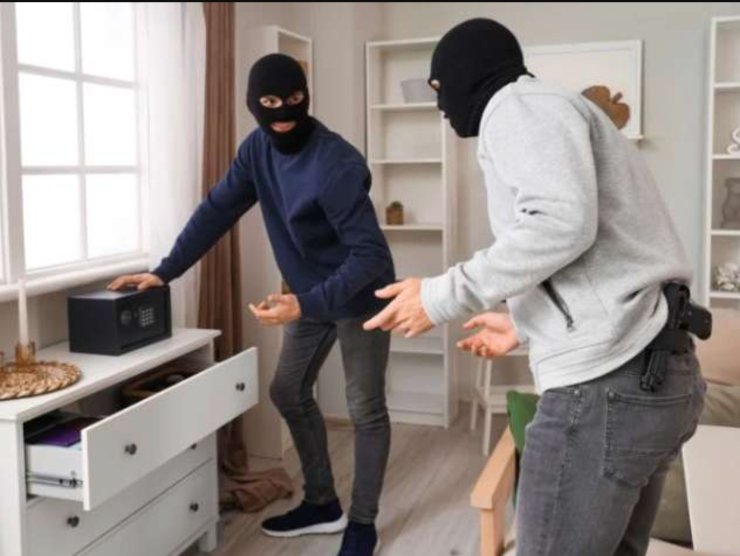 Ladri cercano di aprire una cassaforte