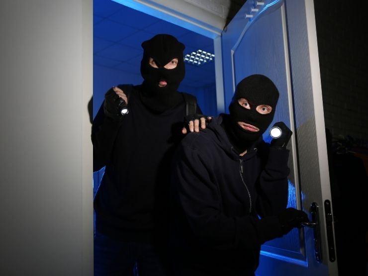ladri che irrompono in casa
