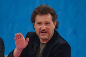leonardo pieraccioni parla e gesticola
