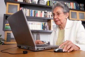 donna anziana al pc