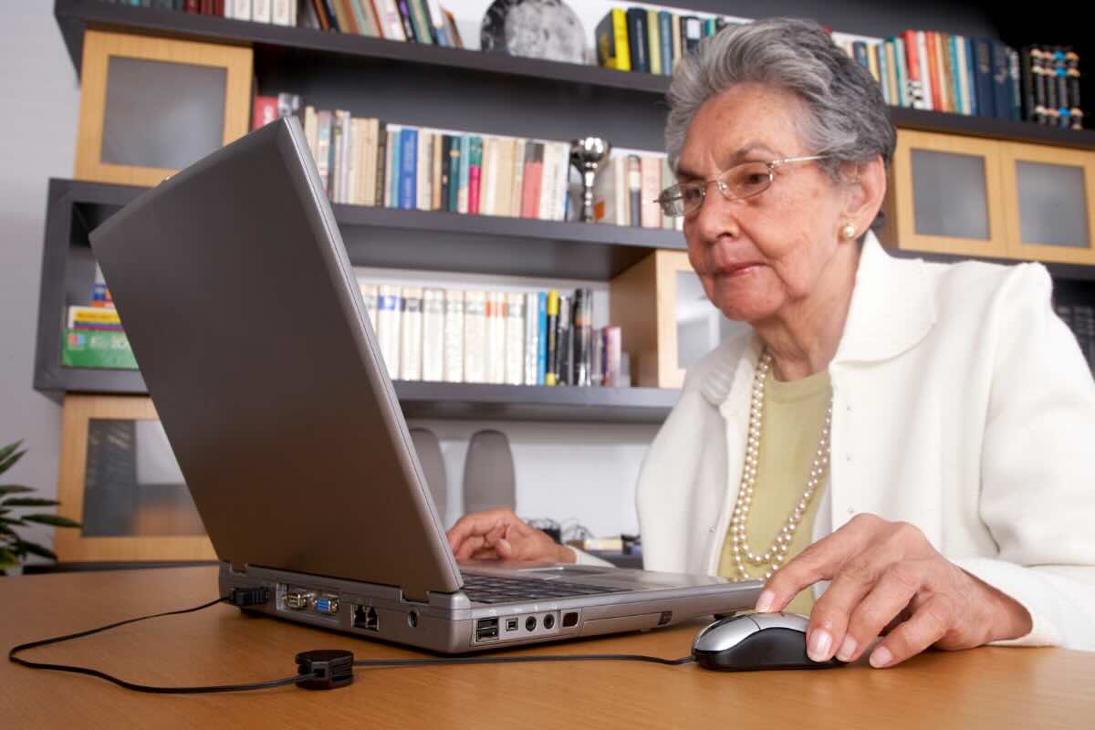 donna anziana al pc