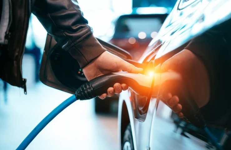 Auto elettrica fa rifornimento
