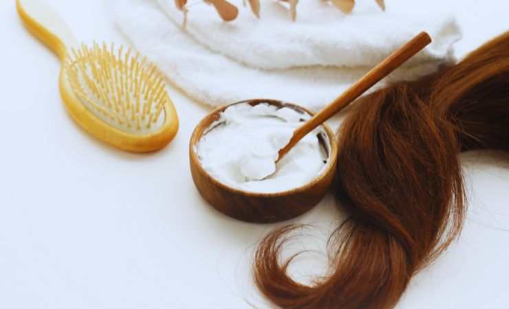 maschera, spazzola e una ciocca di capelli
