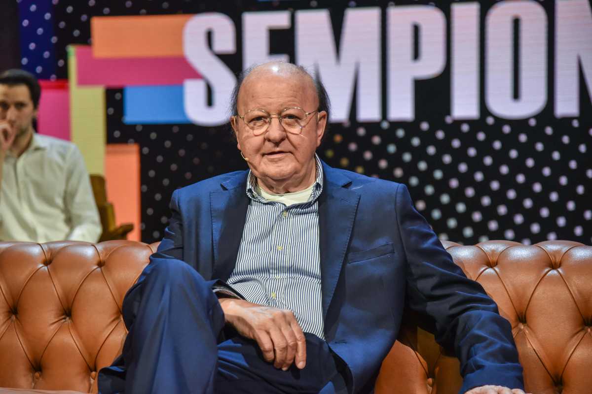 massimo boldi seduto su un divano di pelle