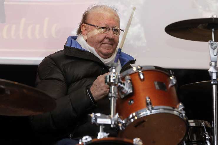 massimo boldi suona la batteria