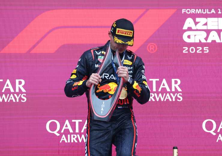 max verstappen felice con un premio