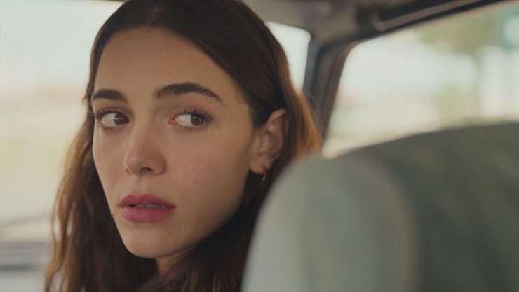 donna si gira in auto
