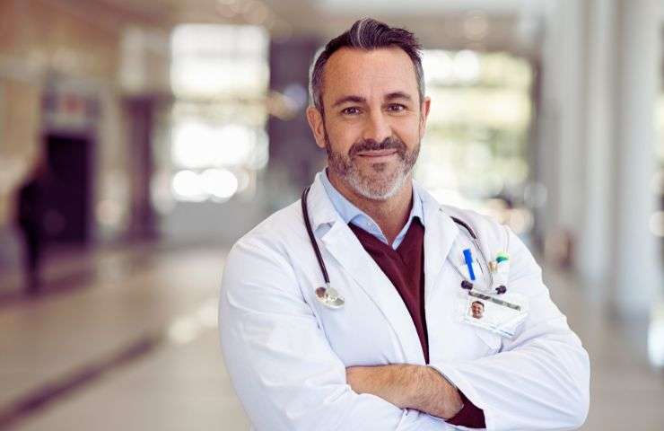 medico a braccia conserte
