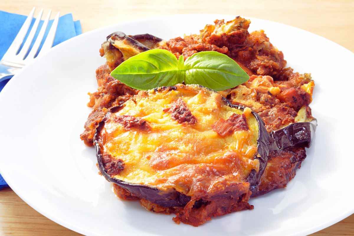 melanzane alla parmigiana su un piatto