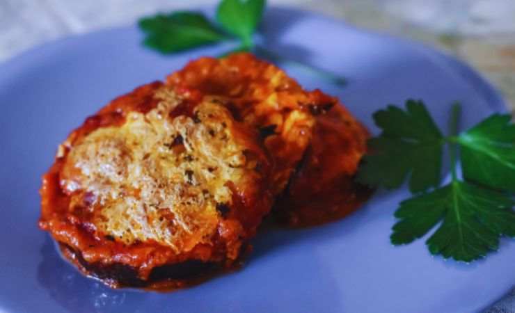 un piatto di melanzane alla parmigiana
