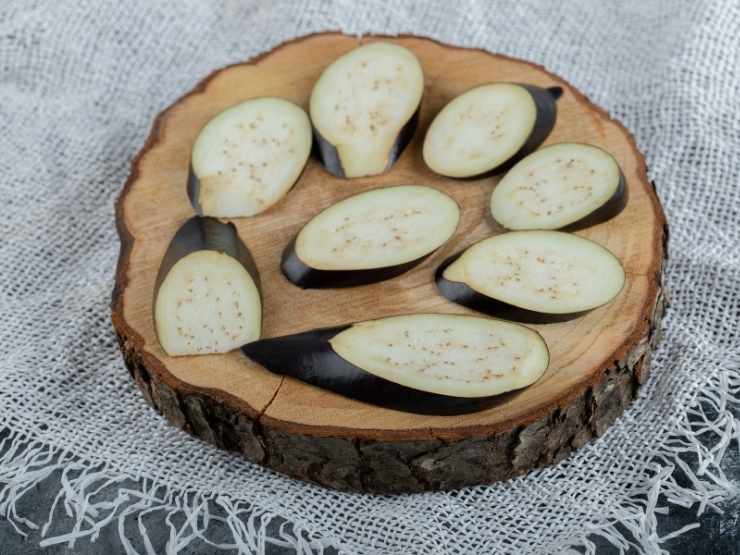 fette di melanzane su legno