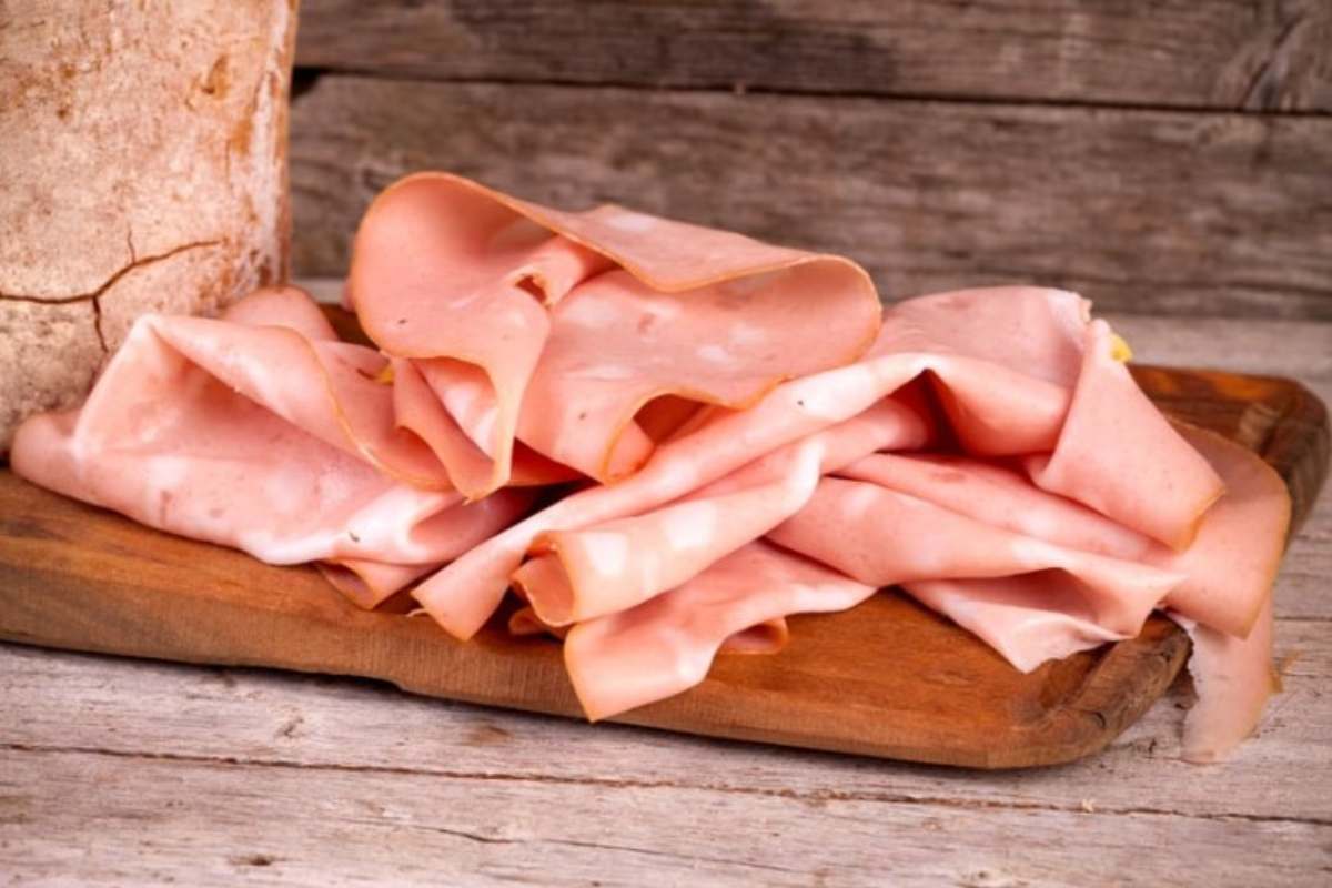 jene-stephaniuk-lkmGeyLItrw-unsplash-ls fette di mortadella su tagliere