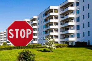 condominio e segnale stop