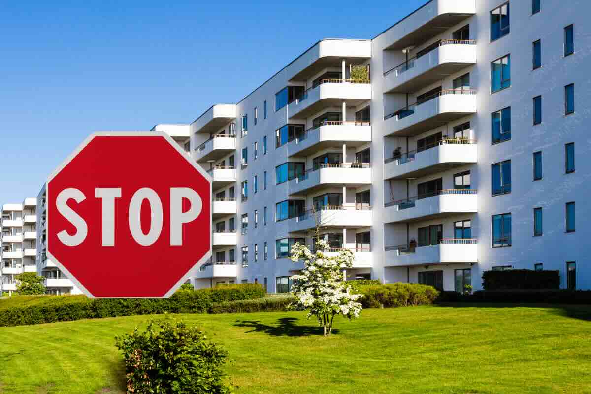 condominio e segnale stop