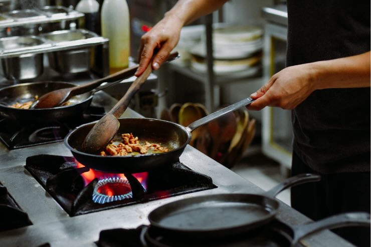 cucinare con padella sul fuoco