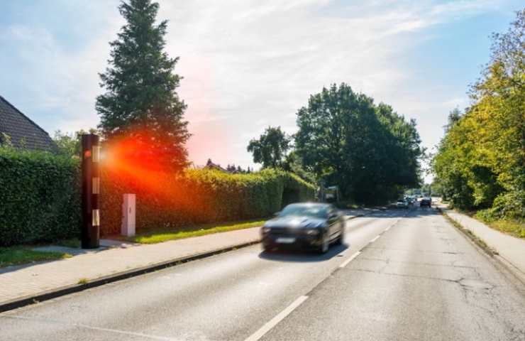 macchina passa davanti all'autovelox a tutta velocità