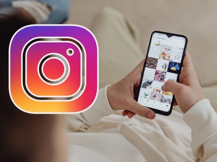 donna che naviga su instagram con cellalare