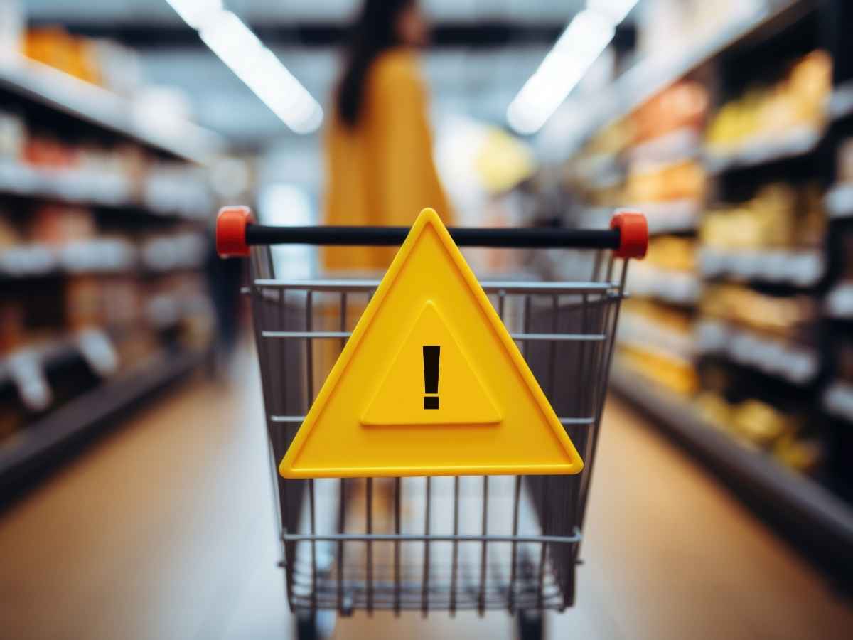 carrello della spesa con cartello pericolo