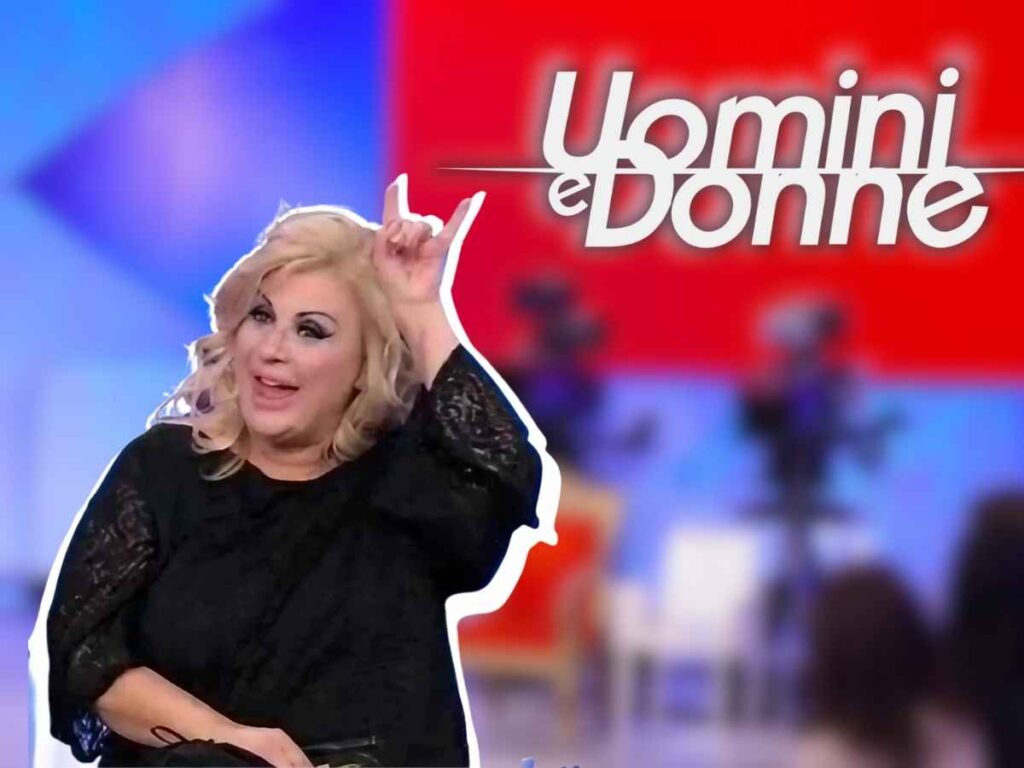 Tina cipollari gesto scherzoso