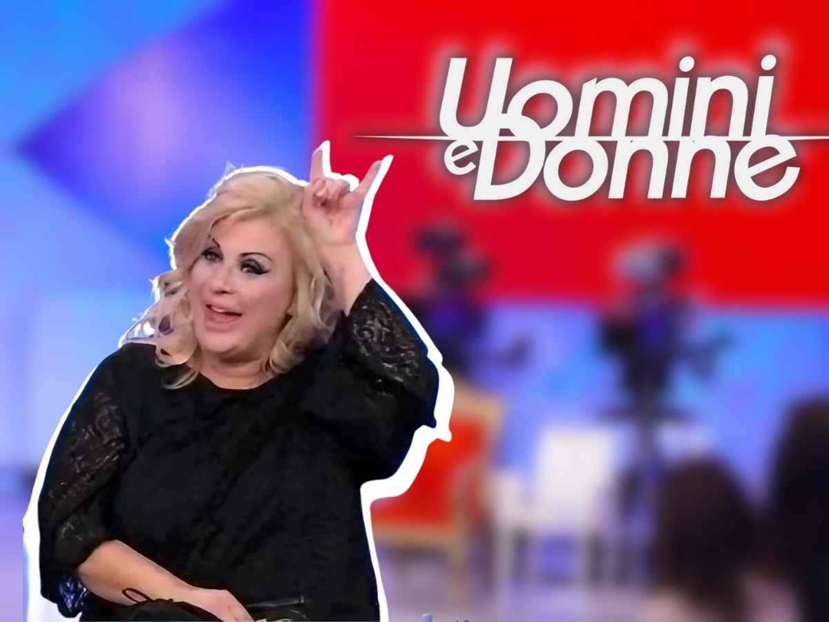 Tina cipollari gesto scherzoso