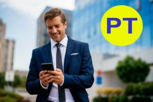 uomo con il telefono in mano felice per la nuova offerta Poste Italiane