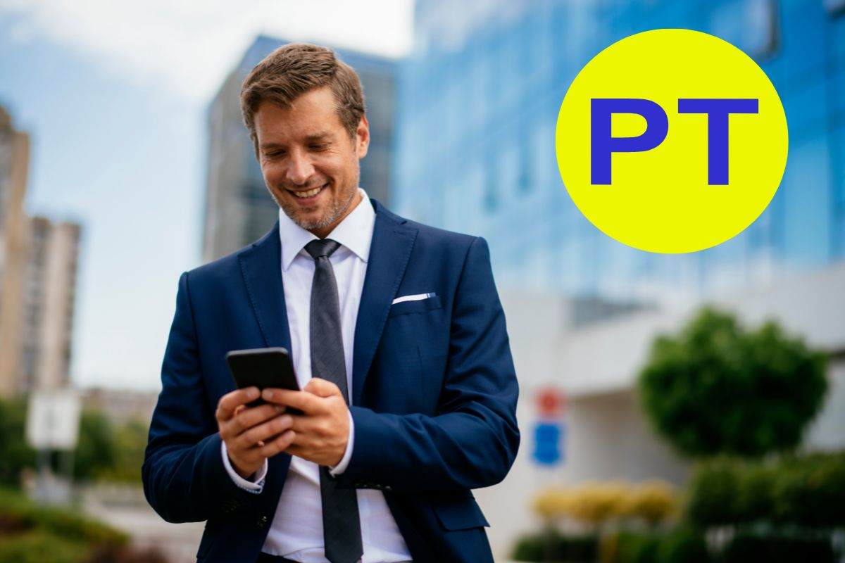 uomo con il telefono in mano felice per la nuova offerta Poste Italiane 