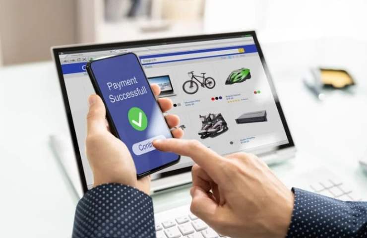 Persona effettua un pagamento online