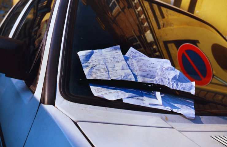 multe sotto il tergicristallo dell'auto