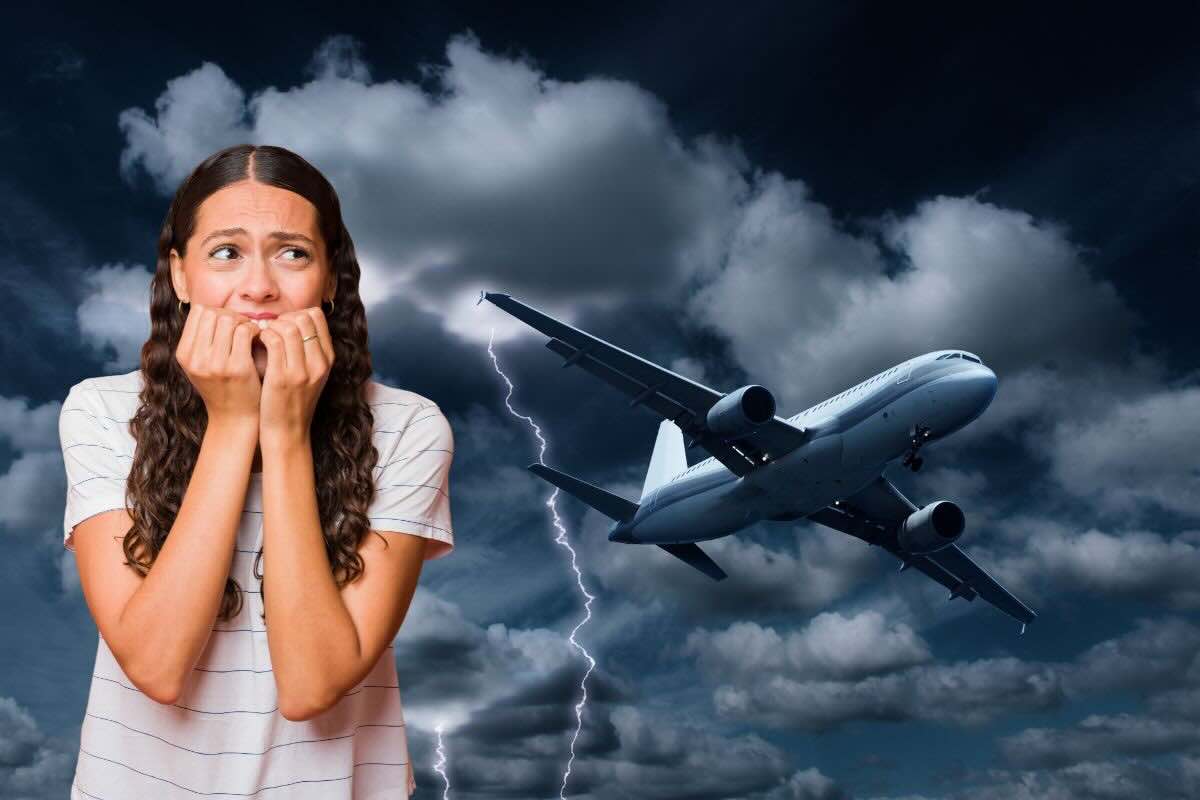 Donna spaventata, aereo nella tempesta