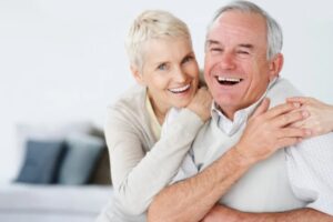 pensionati si abbracciano