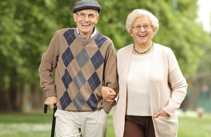 pensionati felici passeggiano