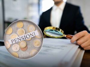 sfondo uomo che esamina documenti, scritta pensioni in primo piano