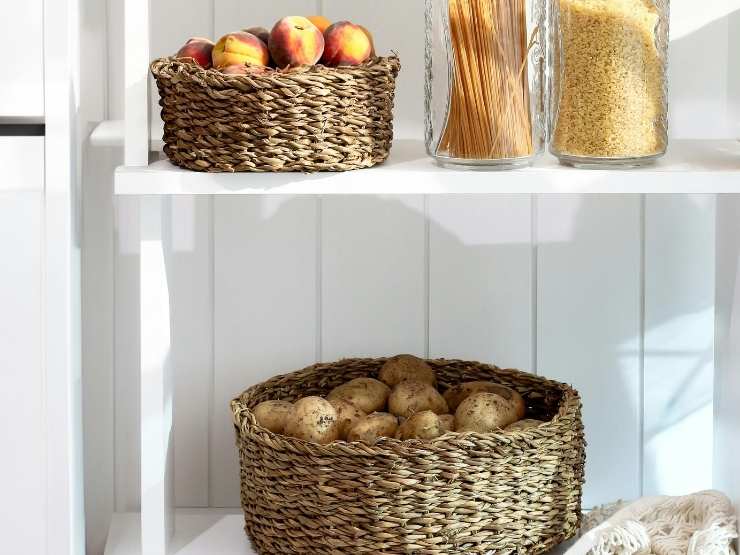 dispensa cesta di patate e cesta con frutta