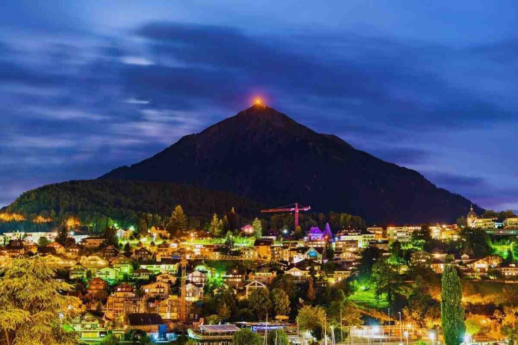 Hai mai visto una piramide tra le montagne? È vicinissima all’Italia e la vista è pazzesca