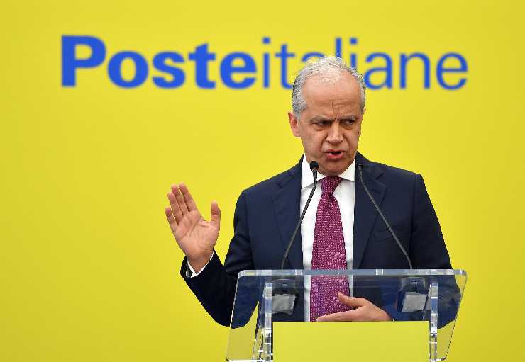 uomo conferenza con loghi poste