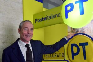 uomo al segnale delle poste