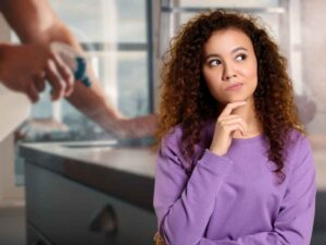sfondo donna che pulisce, in primo piano donna dubbiosa