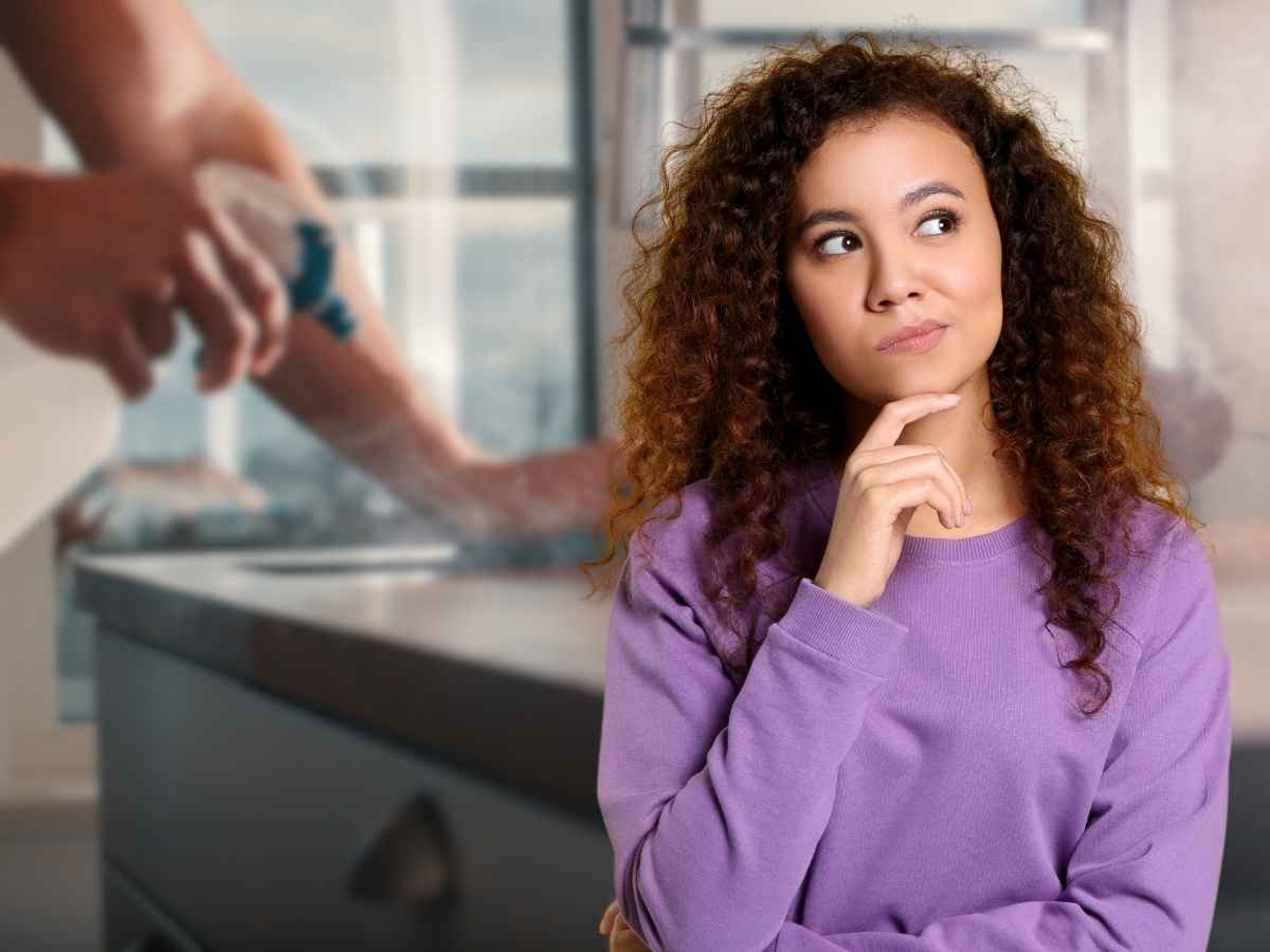 sfondo donna che pulisce, in primo piano donna dubbiosa