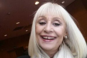 raffaella carra sorride