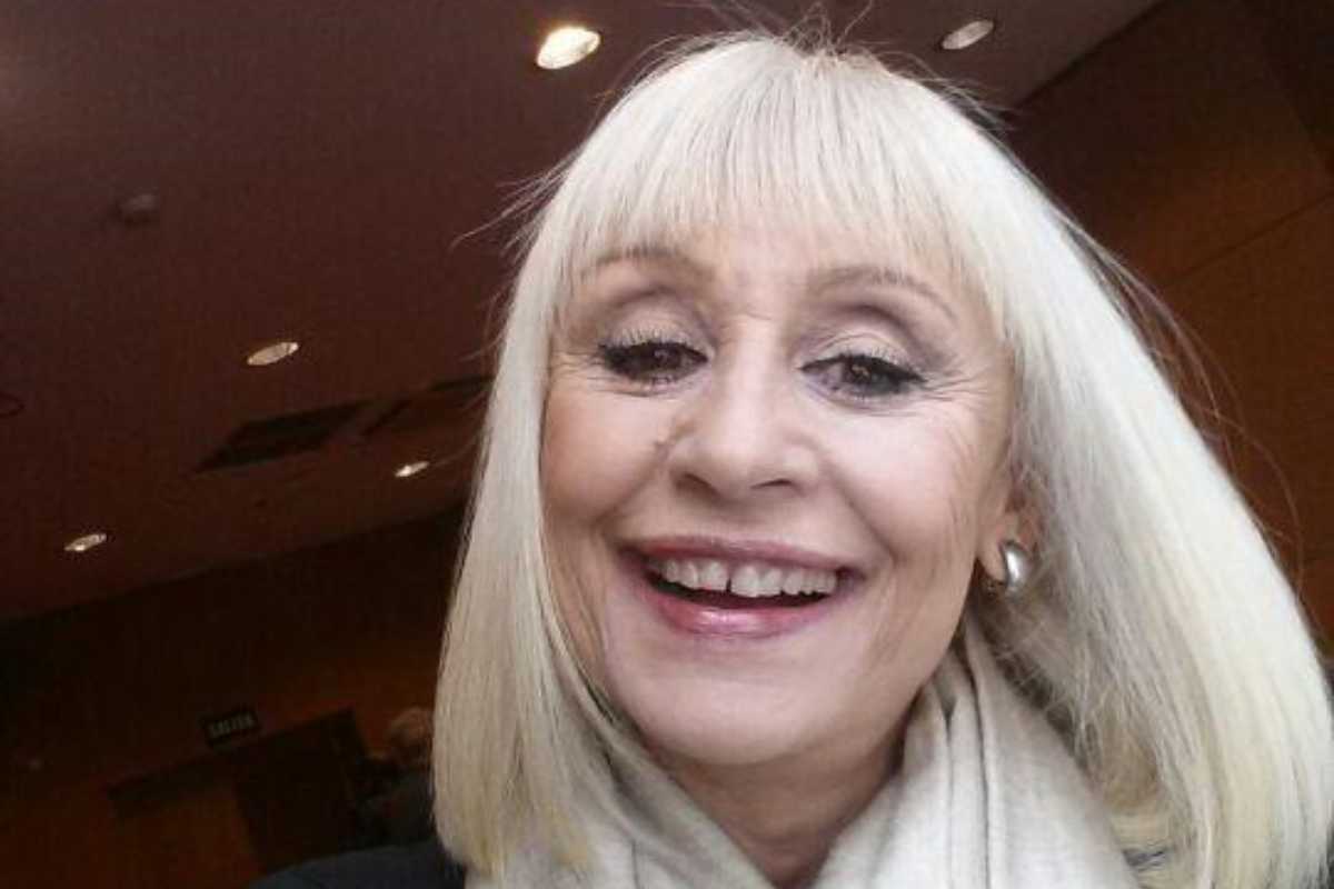raffaella carra sorride
