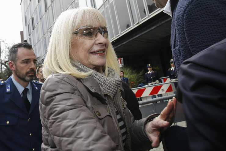 raffaella carrà con gli occhiali da sole
