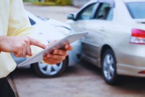 automobile e persona con un tablet