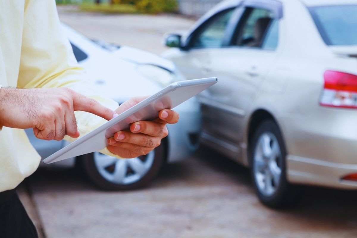 automobile e persona con un tablet