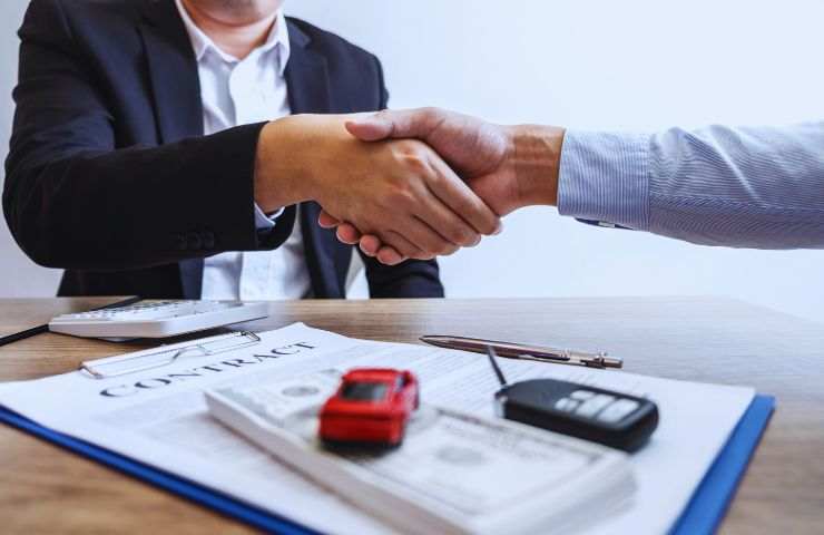 stretta di mano e firma del contratto