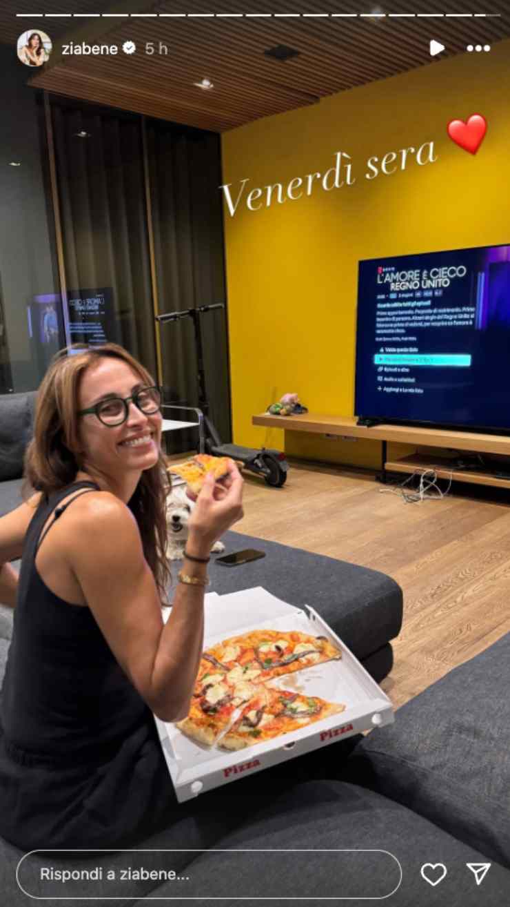 Benedetta Parodi mangia la pizza sul divano e mostra il titolo del suo nuovo programma su Netflix