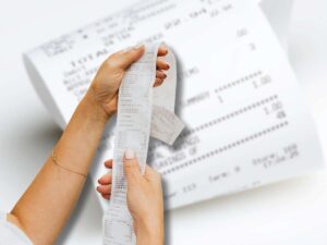 donna che tiene in mano uno scontrino fiscale