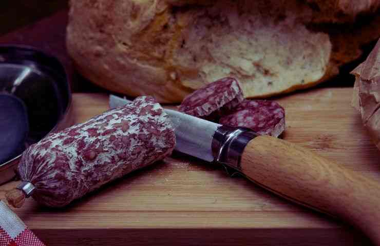 tagliare il salame a fette